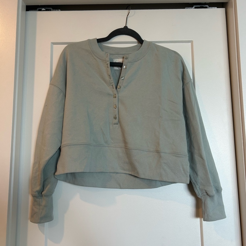 Abercrombie & Fitch Women's Green Button-Up Cropped Fit Sweater